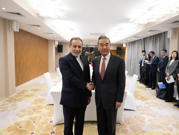 王毅会见伊朗外长阿拉格齐1.jpg