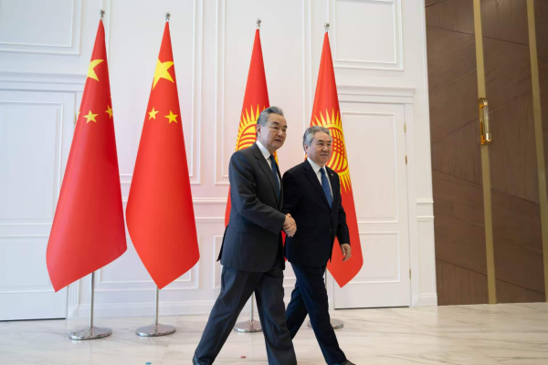 王毅同吉尔吉斯斯坦外长库鲁巴耶夫会谈4.jpg